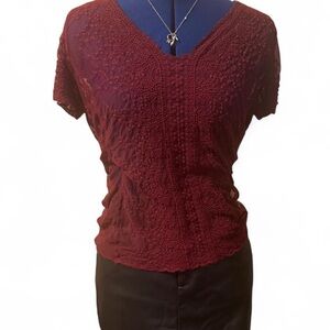 Women’s Lace-Texture Short Sleeve Top in Burgundy